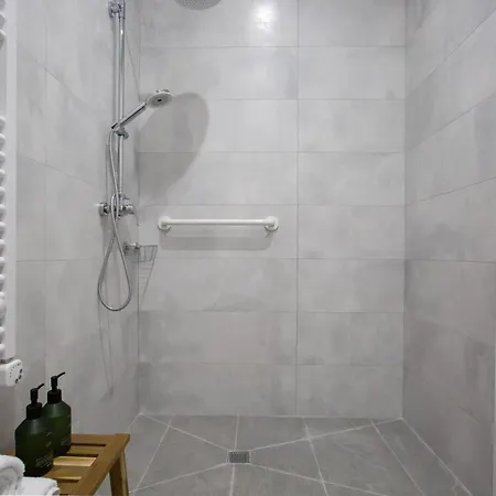 Urbil Zumalacarregui Hotel apartamentowy Bilbao